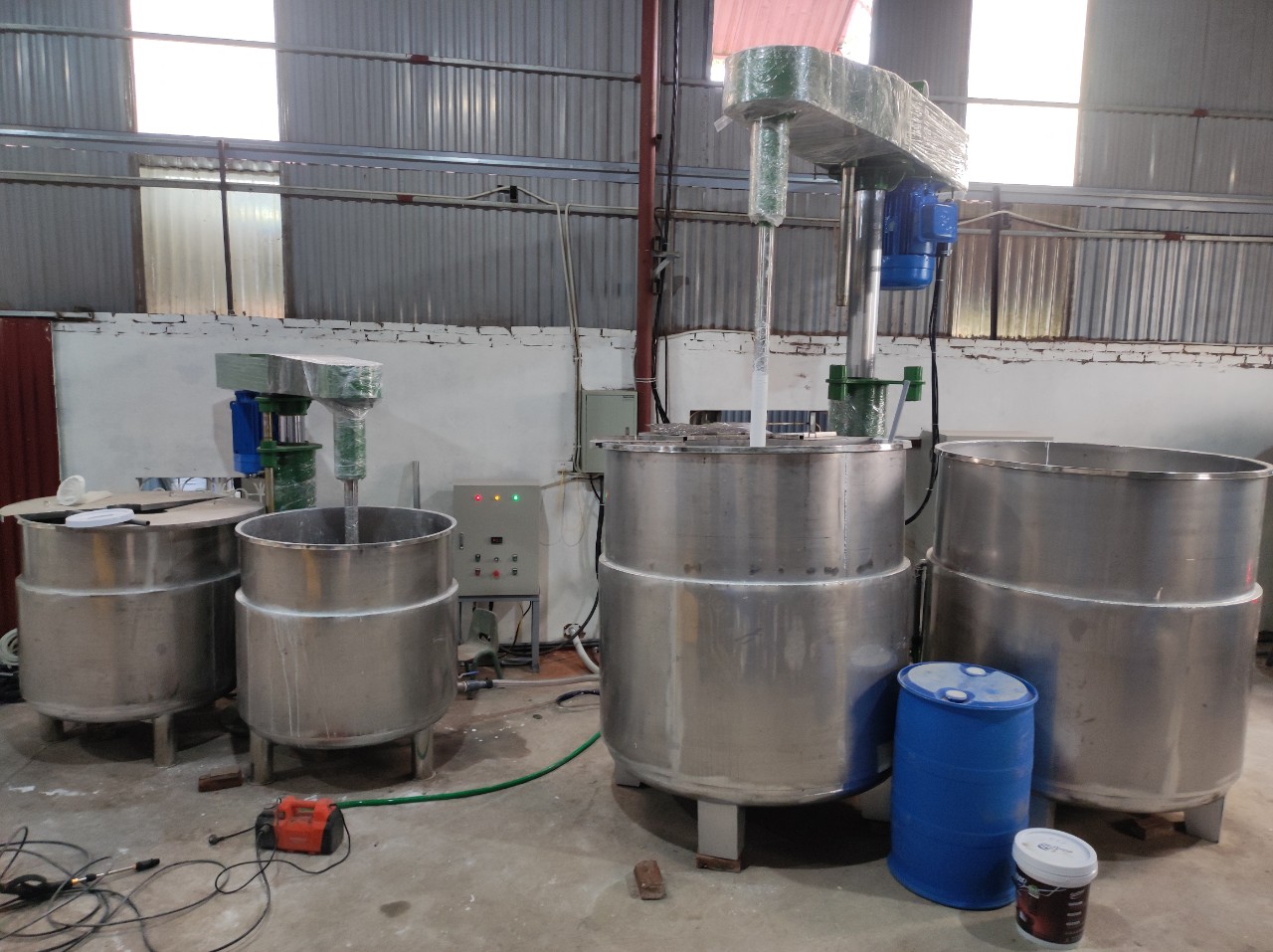 máy khuấy 2000 lít cổ xoay