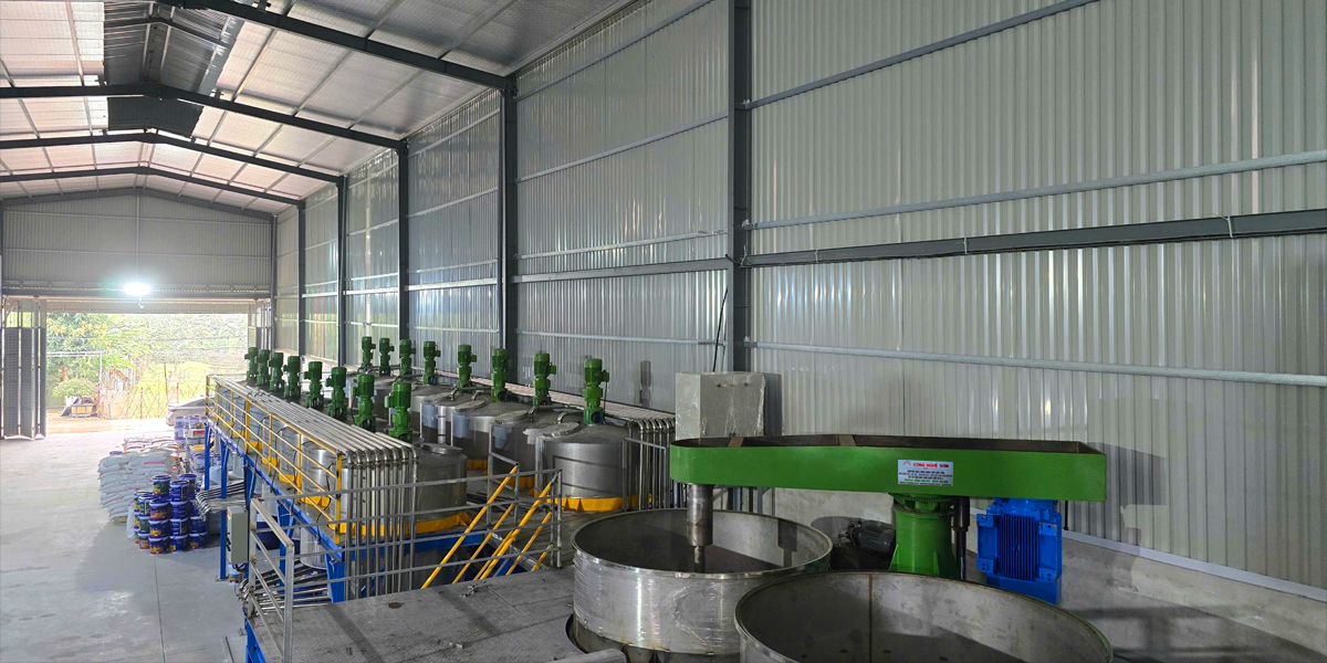 dây chuyền sản xuất sơn sàn thao tác